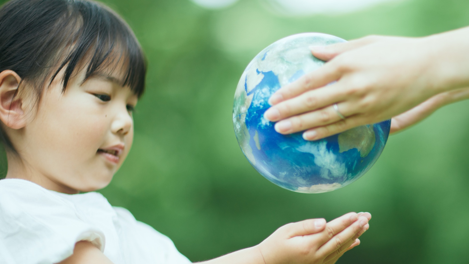 Un enfant recevant un globe