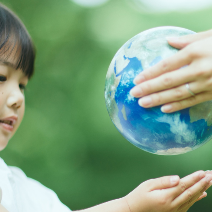 Un enfant recevant un globe
